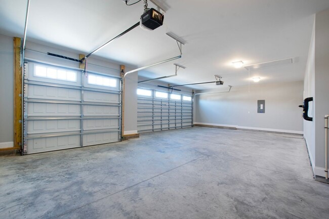 Building Photo - Bright & Spacious 3BR Home w/ 3-Car Garage...