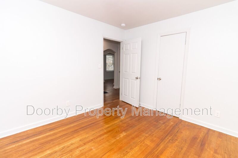 Building Photo - 4913 Carolyn Ln