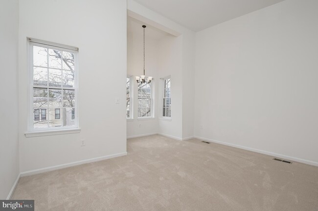 Building Photo - 531 3rd St NE