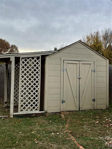 Building Photo - 817 Parkhill Dr