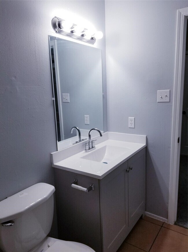 Building Photo - 8631 Valley Ledge Dr