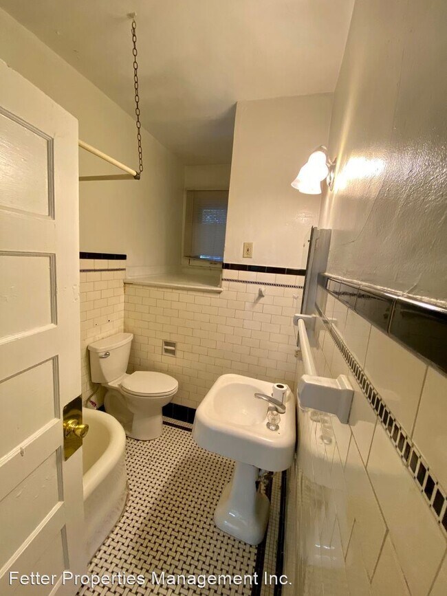 Building Photo - 410 SE 2nd St