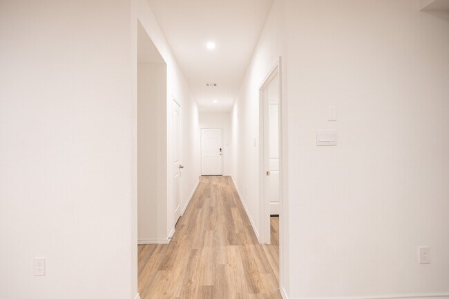 Building Photo - 14914 Timber Pnes Dr