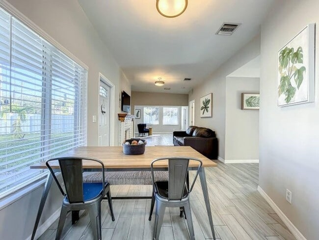 Building Photo - 1500 SW 12th Ct