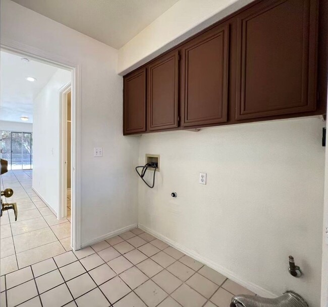 Building Photo - Beautiful two-story home