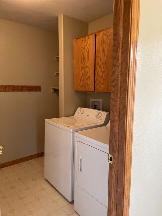 Building Photo - 4 Bed 2.5 Bath Home in Windsor - FREE Octo...