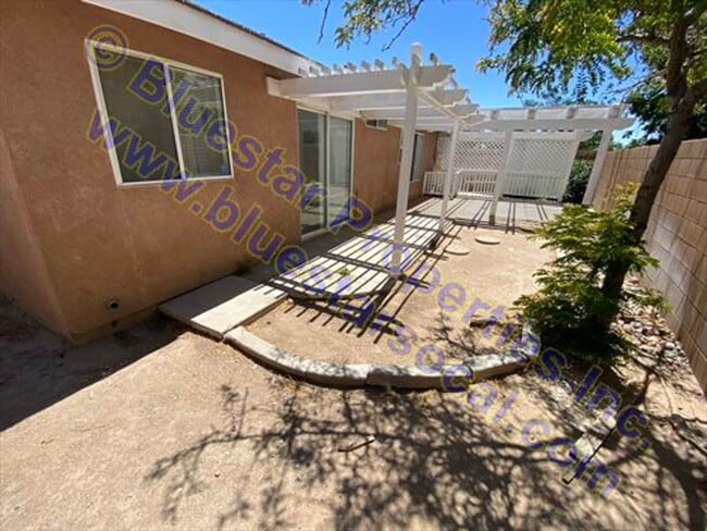 Building Photo - Now Renting Single Story Home with 2 Car Attached Garage In Hesperia!!