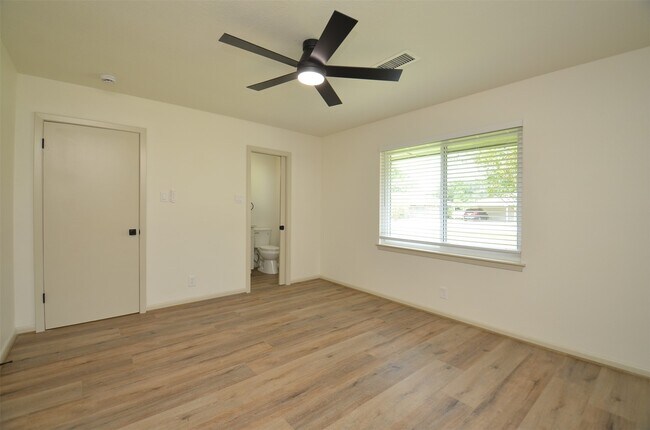 Building Photo - 9011 Theysen Dr