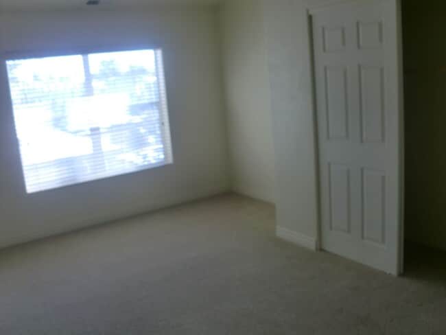 Building Photo - COMING IN AUGUST! Nice 4-bed Townhouse in ...