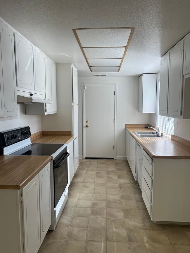 Building Photo - NICE 3 BEDROOM HOME IN CITRUS HEIGHTS!