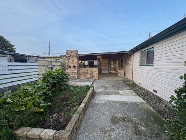 Building Photo - Spacious 3 bedroom, laundry, covered patio