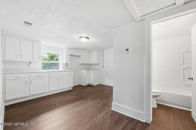 Building Photo - 1823 W 44th St