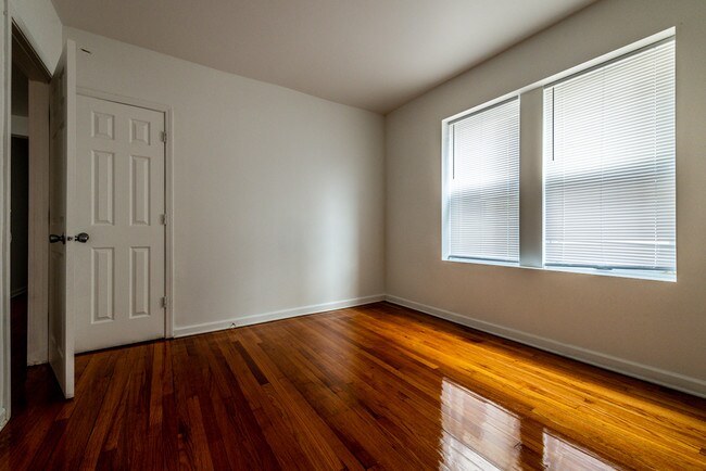 Building Photo - 1101-1105 N Lawler Ave