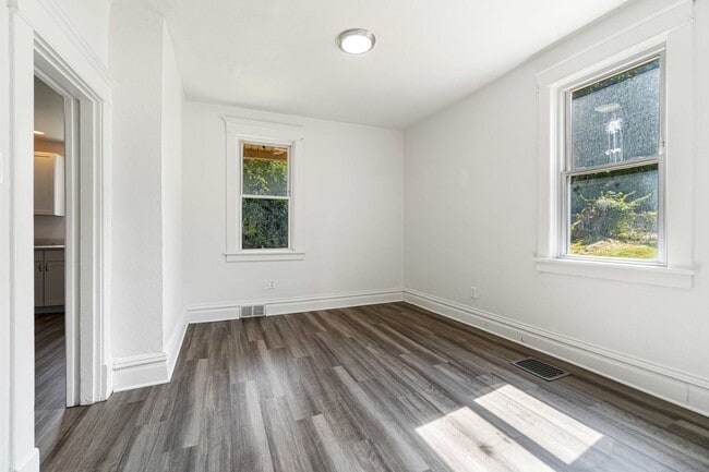 Building Photo - 4 Bed 1 Bath Single Family Home