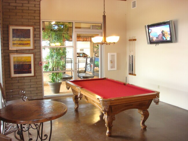 Building Photo - 608 N Robles St