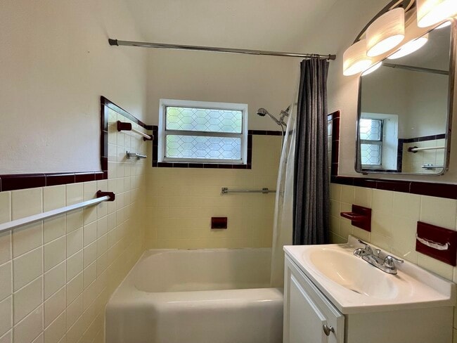 Building Photo - 2204 NW 3rd Ave