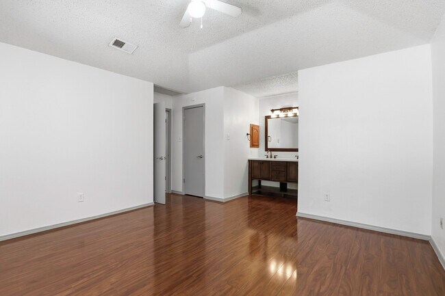 Building Photo - 6315 Forest Village