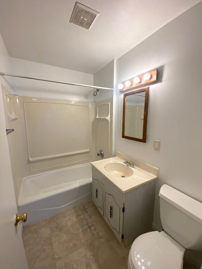 Building Photo - 3 Bedroom, 2 Bath Home, Available Now!