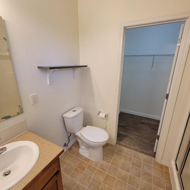 Building Photo - 4 Bedroom plus den, Lacey/Meridian Campus ...