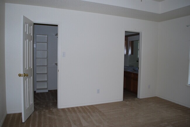 Building Photo - 910 Crymes Ln
