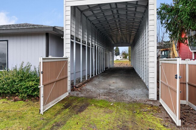 Building Photo - Stunning Home and Three Bay Shop Along Spo...