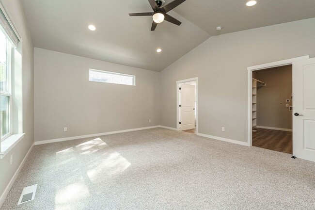 Building Photo - Spacious 4BR Modern Retreat and Luxury Liv...