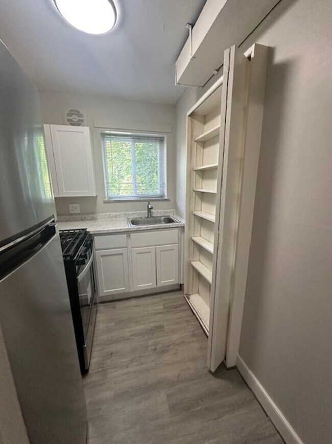 Building Photo - Riverside