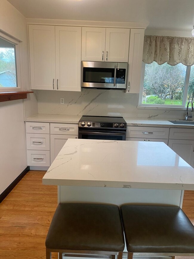 Building Photo - 31451 N Redwood Hwy