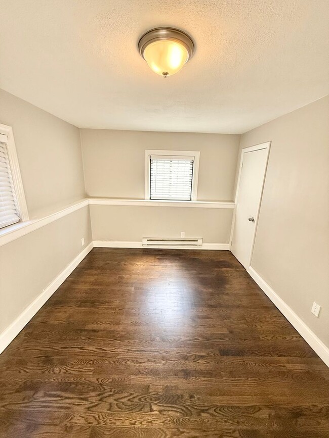 Building Photo - Newly Renovated 2 Bedroom with Off-Street ...