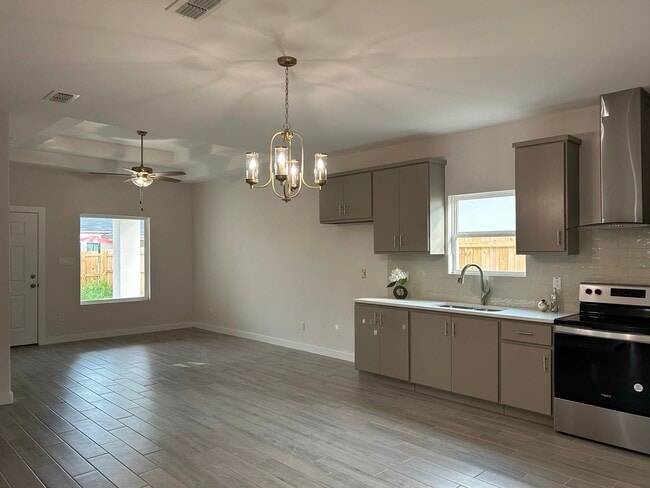 Building Photo - 1411 Los Estribos Dr