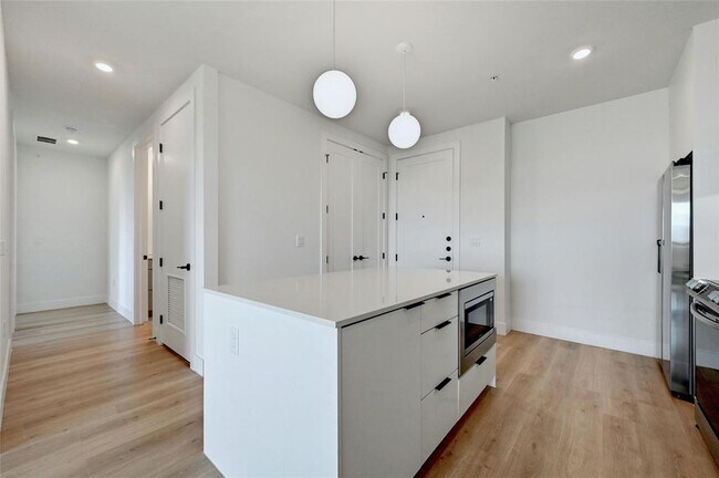 Building Photo - 1701 Simond Ave Ave