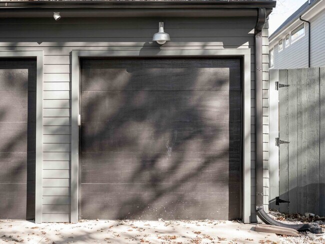 Building Photo - 707 SE A St