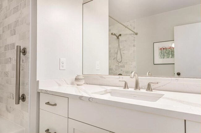 Master bathroom - 1660 N Prospect Ave