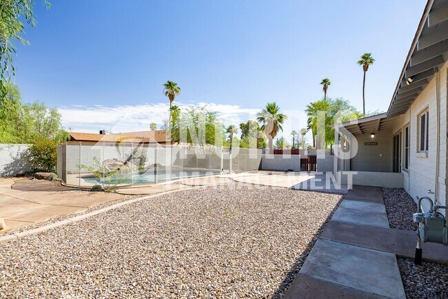 Building Photo - Amazing Home with a Pool and NO HOA