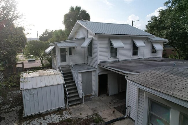 Building Photo - 6506 N Wellington Ave