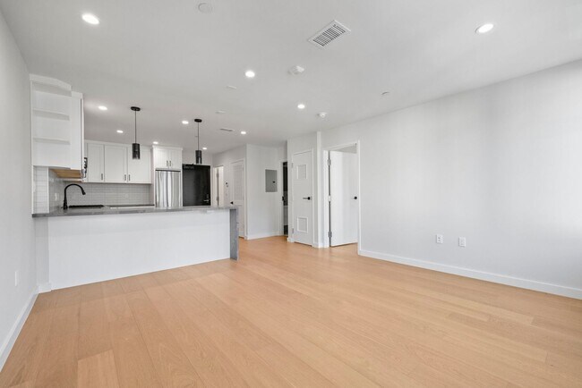Building Photo - 693 Sutter St