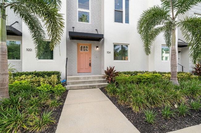 Building Photo - BEAUTIFUL Townhome For Rent in Downtown St Petersburg!