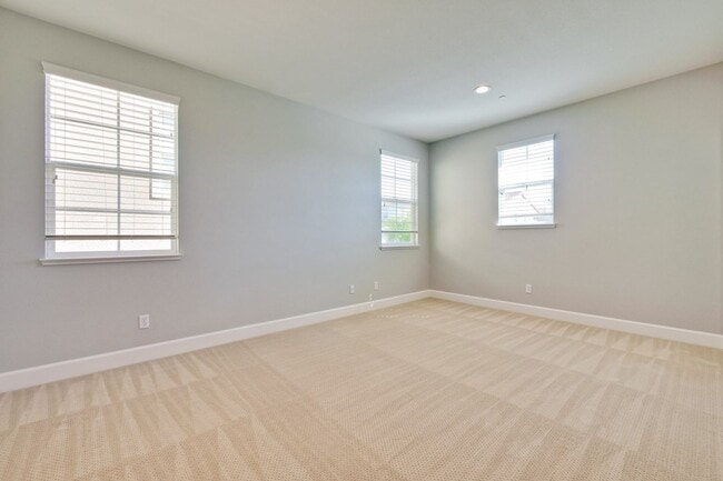 Building Photo - Gorgeous and Very Spacious Home - 3BR 2.5 BA in  San Jose - This is a MUST SEE!!!