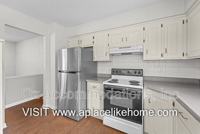 Building Photo - 1105 W Elm Terrace