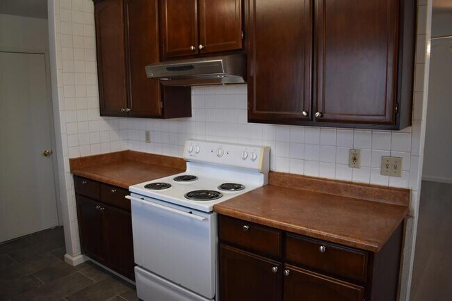 Building Photo - 614 E Linwood Ave