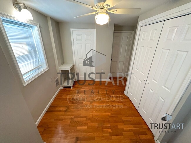 Building Photo - 1841 E Clementine St