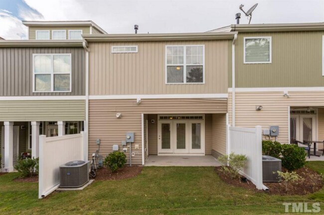 Building Photo - Gorgeous Town Home and Great Location
