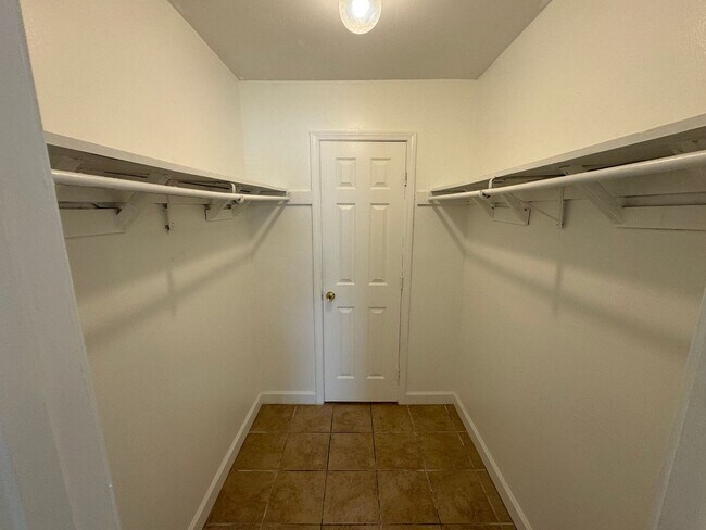 Building Photo - Gulf Breeze - Greenbriar Estates - 2 bed, 1 bath - Lawn care included