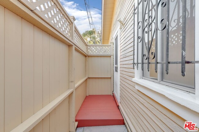 Building Photo - 608 7th Ave