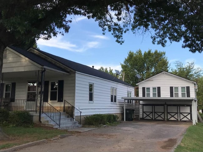 Primary Photo - 704 1/2 W Robb Ave