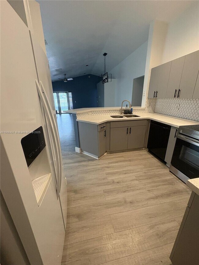 Building Photo - 1499 Presidio Dr