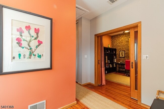 Building Photo - 152 Pine St