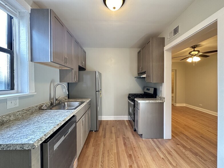 Building Photo - 7008 N Paulina St