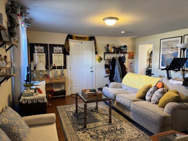 Building Photo - 215 N Lewis St