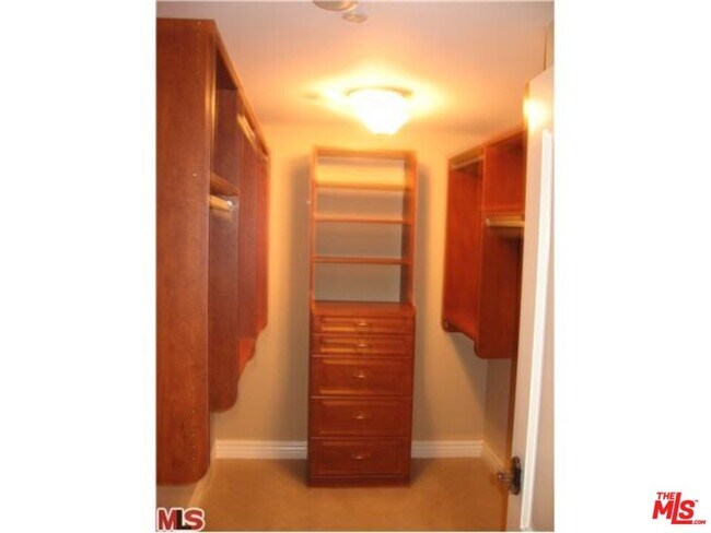 Building Photo - 1135 Rexford Dr